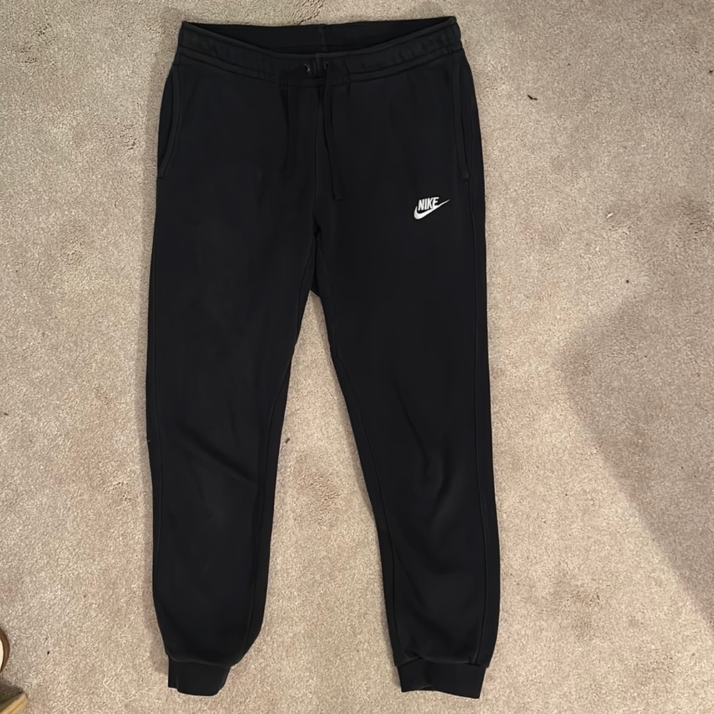 Women’s black Nike sweatpants in size small.
